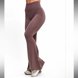 NWT Medium Buffbunny Seamless Flare Legging (short) in Mocha Berry
